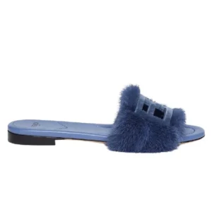 Fendi fur slippers: Luxurious footwear featuring blue fur accents by Fendi. Perfect for adding a touch of elegance to any outfit.