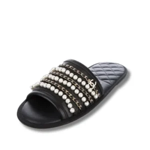 Slip into luxury with these Chanel Pearl Chain Flats. Effortlessly stylish and oh-so-comfortable!