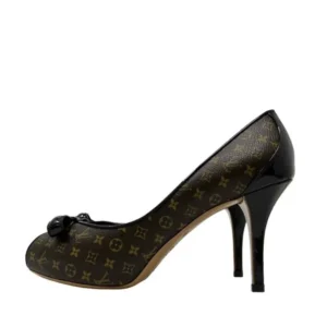 Elevate your look with these luxurious Louis Vuitton Monogram Canvas black and brown leather bow pumps.