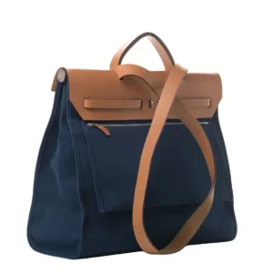 The stylish Hermes Herbag Zip 31 shoulder bag, perfect for a sophisticated and timeless look.